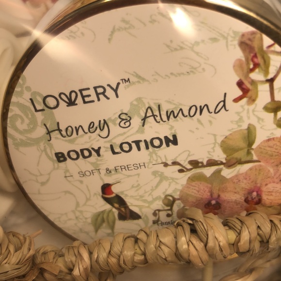 “Lovery” brand, 7 piece bath gift set in honey & almond scent -NWT - Picture 10 of 14